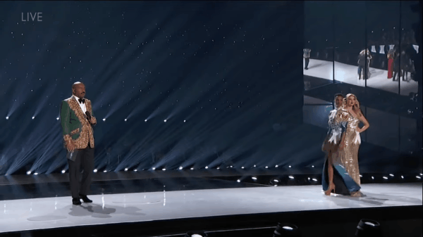 Dân tình mê mệt những màn catwalk của nàng Miss Universe 2019: Không phải chỉ vì bước đi thần sầu mà nhờ vũ khí tự nhiên - Ảnh 1.