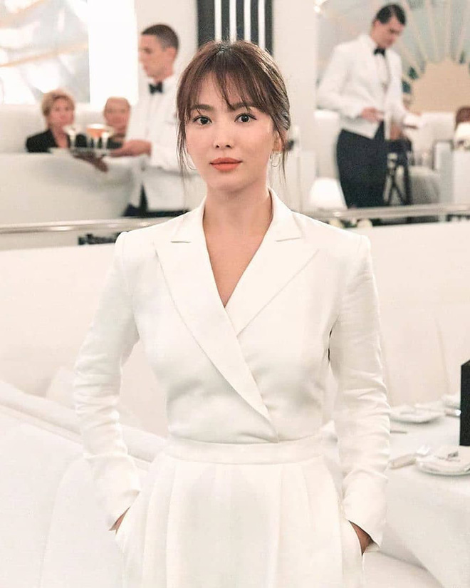 Để trông sang như diện đồ hiệu dù lên đồ tiết kiệm, nàng công sở hãy học ngay thần chú màu trắng của Song Hye Kyo - Ảnh 5.