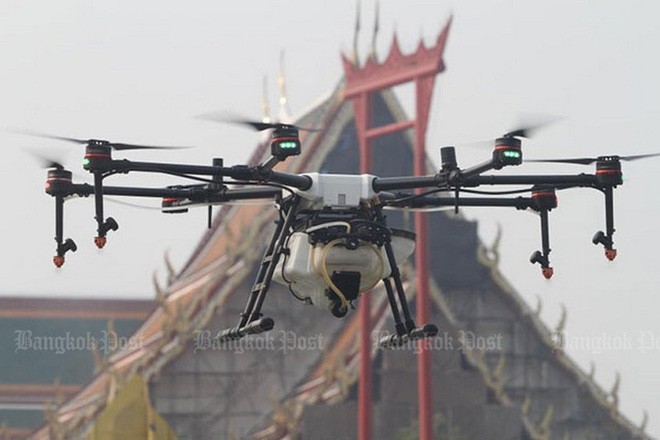 Bangkok lần đầu tiên sử dụng drone phun nước vào không khí để giảm bụi độc hại PM2.5 - Ảnh 1.