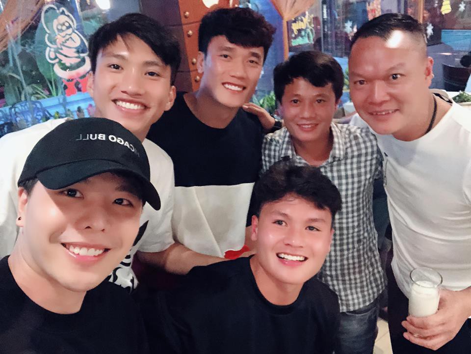 Trịnh Thăng Bình thăm lại đội bóng cũ toàn những chân sút đang hot nhất trên sân cỏ - Ảnh 1. Trịnh Thăng Bình thăm lại đội bóng cũ toàn những chân sút đang hot nhất trên sân cỏ - Ảnh 1.