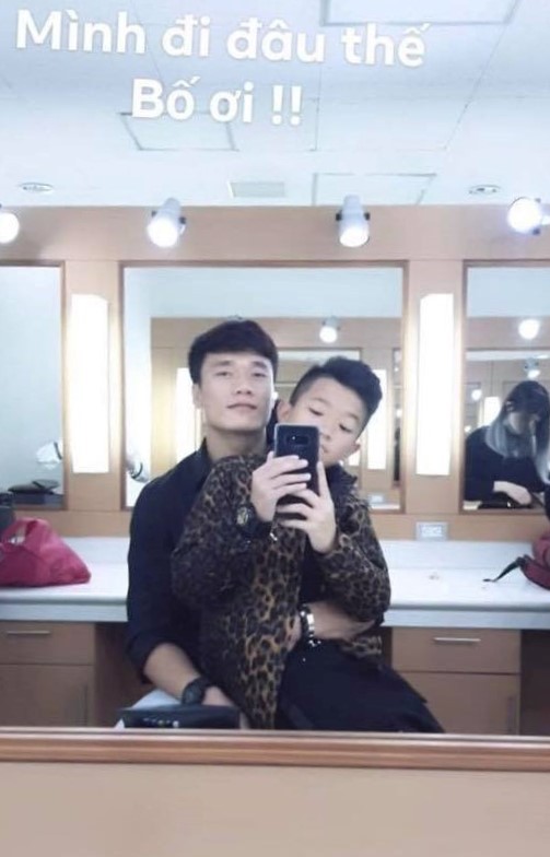 Về qu&ecirc; nghỉ Tết, Văn To&agrave;n diện như idol đến giao lưu c&ugrave;ng c&aacute;c cầu thủ nh&iacute; Hải Dương - Ảnh 5.