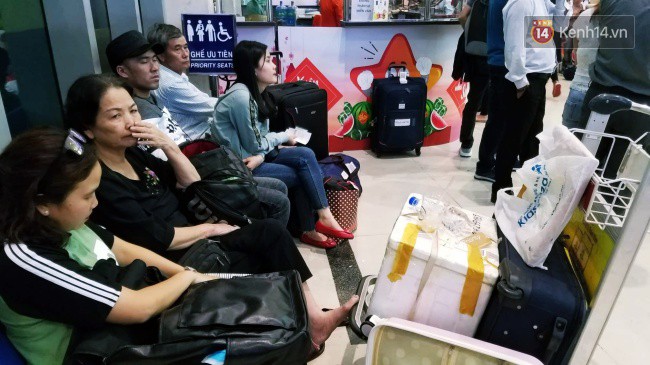 Sân bay Tân Sơn Nhất chật kín hành khách về quê trong ngày làm việc cuối cùng trước kì nghỉ Tết Nguyên đán Kỷ Hợi - Ảnh 3.
