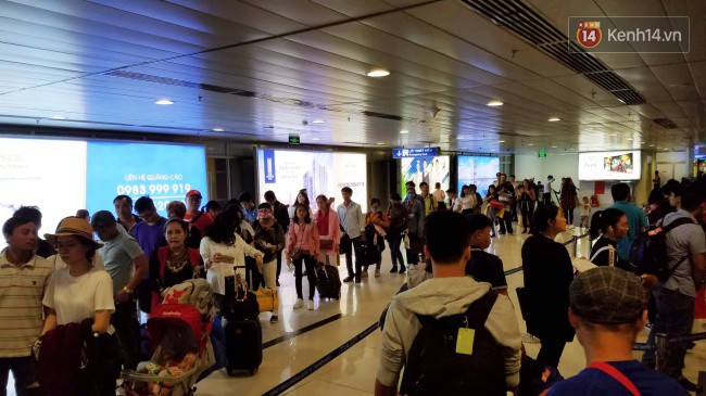 Sân bay Tân Sơn Nhất chật kín hành khách về quê trong ngày làm việc cuối cùng trước kì nghỉ Tết Nguyên đán Kỷ Hợi - Ảnh 4.
