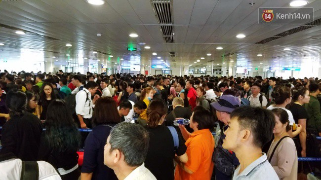 Sân bay Tân Sơn Nhất chật kín hành khách về quê trong ngày làm việc cuối cùng trước kì nghỉ Tết Nguyên đán Kỷ Hợi - Ảnh 2.