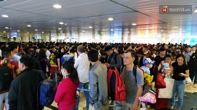 Sân bay Tân Sơn Nhất chật kín hành khách về quê trong ngày làm việc cuối cùng trước kì nghỉ Tết Nguyên đán Kỷ Hợi - Ảnh 7.
