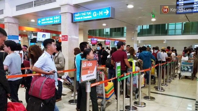 Sân bay Tân Sơn Nhất chật kín hành khách về quê trong ngày làm việc cuối cùng trước kì nghỉ Tết Nguyên đán Kỷ Hợi - Ảnh 8.