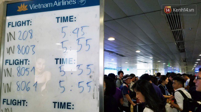 Sân bay Tân Sơn Nhất chật kín hành khách về quê trong ngày làm việc cuối cùng trước kì nghỉ Tết Nguyên đán Kỷ Hợi - Ảnh 9.