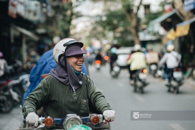 Chùm ảnh: Hà Nội 27 Tết đẹp dịu dàng, mộc mạc và ấm áp trong nắng Xuân sớm - Ảnh 10.