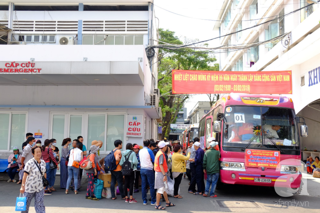 Nghẹn lòng cảnh bà, mẹ đưa con cháu bị ung thư về quê ăn Tết: Ước gì không phải quay lại đây lần nào nữa - Ảnh 1.