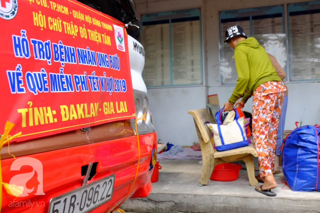 Nghẹn lòng cảnh bà, mẹ đưa con cháu bị ung thư về quê ăn Tết: Ước gì không phải quay lại đây lần nào nữa - Ảnh 2.