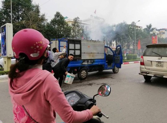 Xe tải chở nồi bánh chưng “vừa đi vừa nấu” bốc cháy nghi ngút trên phố - Ảnh 2.