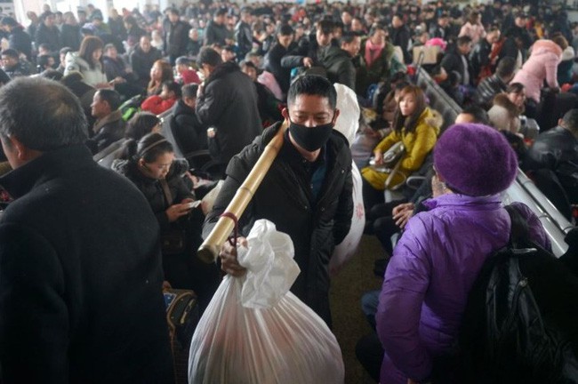 Mùa xuân vận của Trung Quốc: Hàng trăm triệu người nghìn nghịt đổ về quê ăn Tết, chen chúc nhau khắp ga tàu, bến bãi - Ảnh 5.