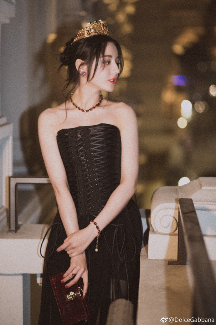 Khoảnh khắc mỹ nhân Cbiz phá đảo MXH xứ Trung: Người rơi lệ đã gây bão, kẻ chỉ sau 1s bùng nổ top tìm kiếm - Ảnh 4. Khoảnh khắc mỹ nhân Cbiz phá đảo MXH xứ Trung: Người rơi lệ đã gây bão, kẻ chỉ sau 1s bùng nổ top tìm kiếm - Ảnh 4.