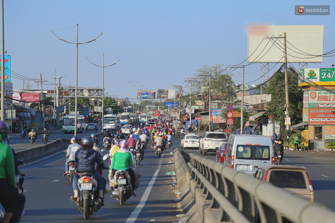 “Biển” người hối hả quay lại thành phố sau Tết gây ùn tắc nghiêm trọng khu vực cửa ngõ Sài Gòn - Ảnh 12.