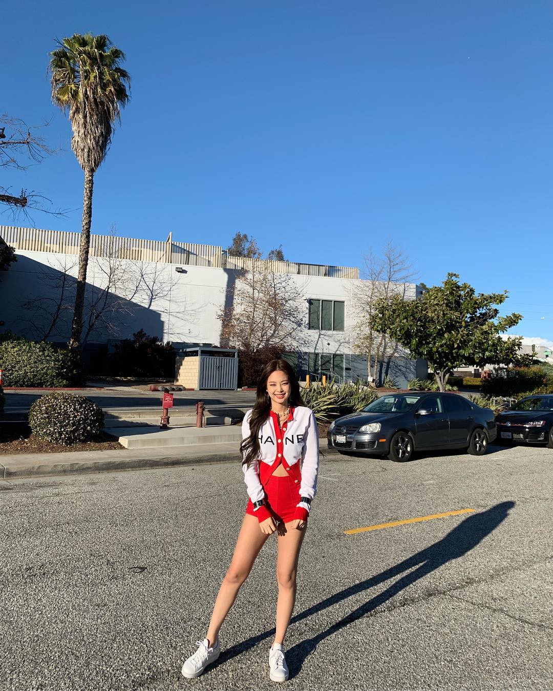 Lisa, Jennie (Black Pink) khoe ảnh vi vu đất Mỹ mà dân tình chỉ dán mắt vào body thần thánh của 2 mỹ nhân này - Ảnh 4. Lisa, Jennie (Black Pink) khoe ảnh vi vu đất Mỹ mà dân tình chỉ dán mắt vào body thần thánh của 2 mỹ nhân này - Ảnh 4.
