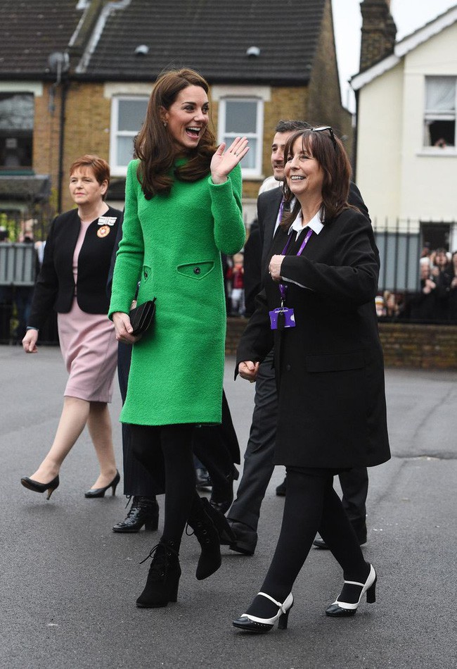 Là Công nương coi nét thanh lịch làm chuẩn nhưng chị em dâu Kate và Meghan cũng nhiều lần mắc lỗi trang phục khó đỡ - Ảnh 3.