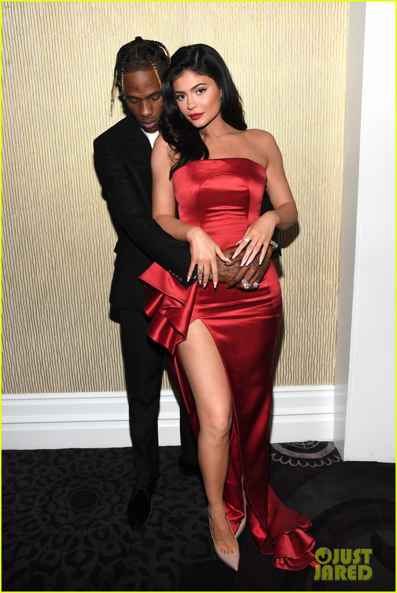 Tiệc tiền Grammy 2019: Kylie Jenner đẹp đến nao lòng, đọ sắc cùng người bố chuyển giới và dàn sao hot - Ảnh 3. Tiệc tiền Grammy 2019: Kylie Jenner đẹp đến nao lòng, đọ sắc cùng người bố chuyển giới và dàn sao hot - Ảnh 3.