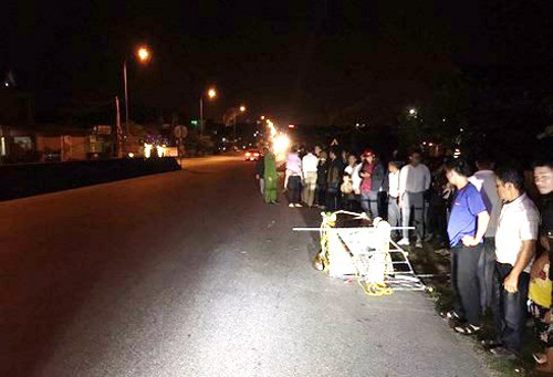 Xế hộp t&ocirc;ng v&agrave;o đ&aacute;m rước kiệu, 4 người thương vong - Ảnh 1.