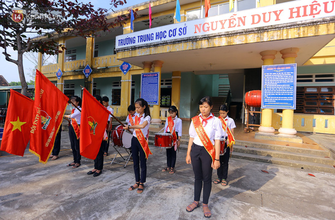 Buổi chào cờ đầu năm mới chìm trong nước mắt ở ngôi trường có 6 học sinh đuối nước thương tâm - Ảnh 9.