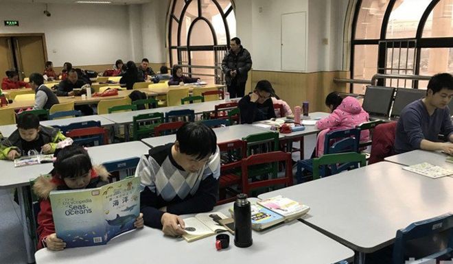 Không có thời gian mở lì xì, trẻ em Trung Quốc lao đầu vào học thêm xuyên Tết - Ảnh 1.