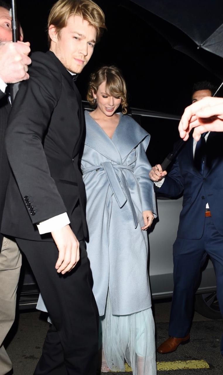 Ai cũng dập dìu cầm kèn vàng Grammy, còn Taylor Swift thì bận cầm tay trai đẹp - Ảnh 5. Ai cũng dập dìu cầm kèn vàng Grammy, còn Taylor Swift thì bận cầm tay trai đẹp - Ảnh 5.