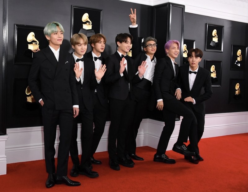 Mặc cùng một BST: Katy Perry trông lạ mắt, Kylie Jenner thì chiếm trọn spotlight tại Grammy vì... mặc xấu - Ảnh 9. Mặc cùng một BST: Katy Perry trông lạ mắt, Kylie Jenner thì chiếm trọn spotlight tại Grammy vì... mặc xấu - Ảnh 9.
