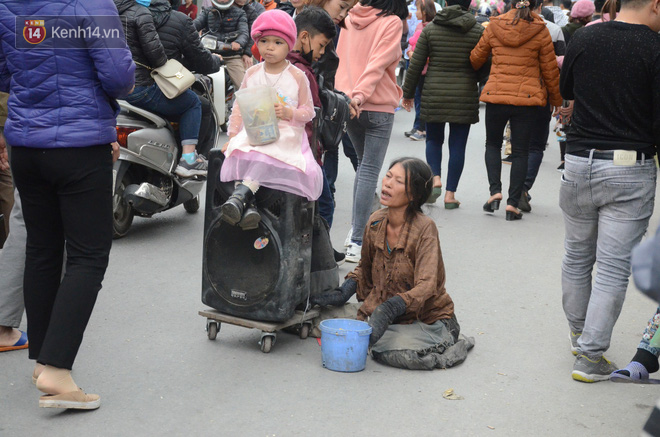 Bò, trườn, lê lết tại chợ Viềng, đội quận ăn xin, hát rong kiếm cả bao tiền lớn từ người dân - Ảnh 2.