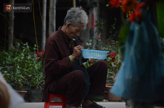 Bò, trườn, lê lết tại chợ Viềng, đội quận ăn xin, hát rong kiếm cả bao tiền lớn từ người dân - Ảnh 5.