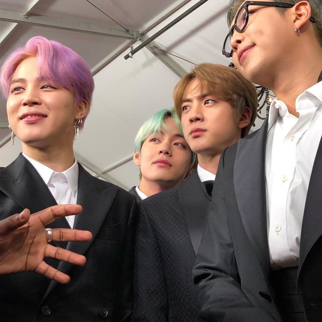 Sau Grammy 2019, nhân vật cậu tóc nâu và chàng trai tóc bạc hà bỗng được netizen quốc tế lùng sục gắt gao - Ảnh 5. Sau Grammy 2019, nhân vật cậu tóc nâu và chàng trai tóc bạc hà bỗng được netizen quốc tế lùng sục gắt gao - Ảnh 5.