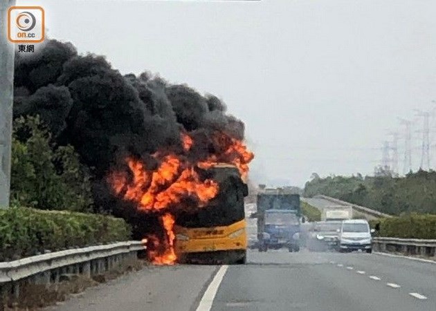 Xe buýt phát nổ, chìm trong biển lửa, 42 du khách Hong Kong may mắn thoát chết - Ảnh 1.