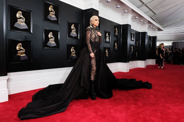 Trước thềm Grammy 2019, Lady Gaga khóc nức nở khi trở thành nữ nghệ sĩ đầu tiên làm được điều này - Ảnh 3.