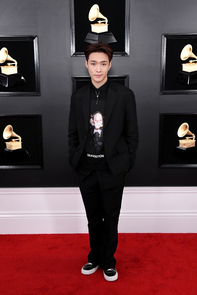 Thảm đỏ Grammy 2019: BTS, Lay (EXO) lung linh, Miley hở ngực bên dàn sao Âu Mỹ ăn diện khó hiểu - Ảnh 6. Thảm đỏ Grammy 2019: BTS, Lay (EXO) lung linh, Miley hở ngực bên dàn sao Âu Mỹ ăn diện khó hiểu - Ảnh 6.
