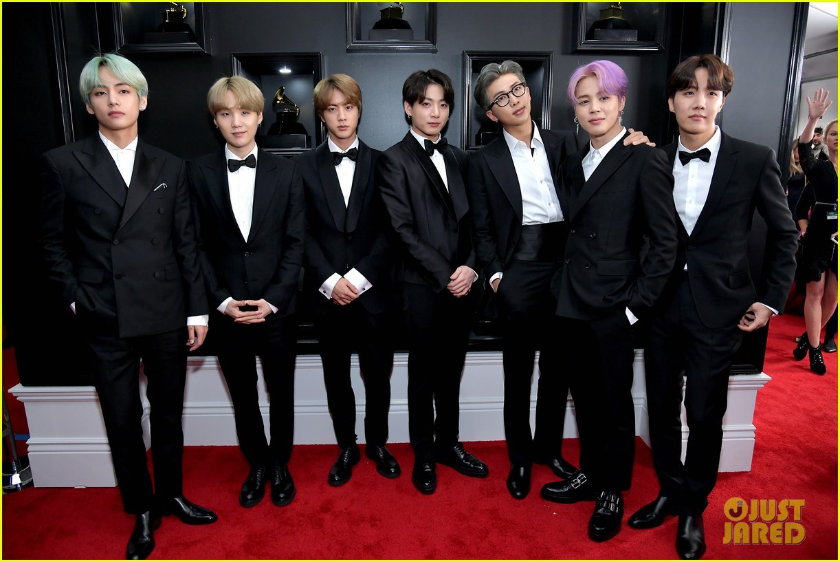 Thảm đỏ Grammy 2019: BTS, Lay (EXO) lung linh, Miley hở ngực bên dàn sao Âu Mỹ ăn diện khó hiểu - Ảnh 3. Thảm đỏ Grammy 2019: BTS, Lay (EXO) lung linh, Miley hở ngực bên dàn sao Âu Mỹ ăn diện khó hiểu - Ảnh 3.