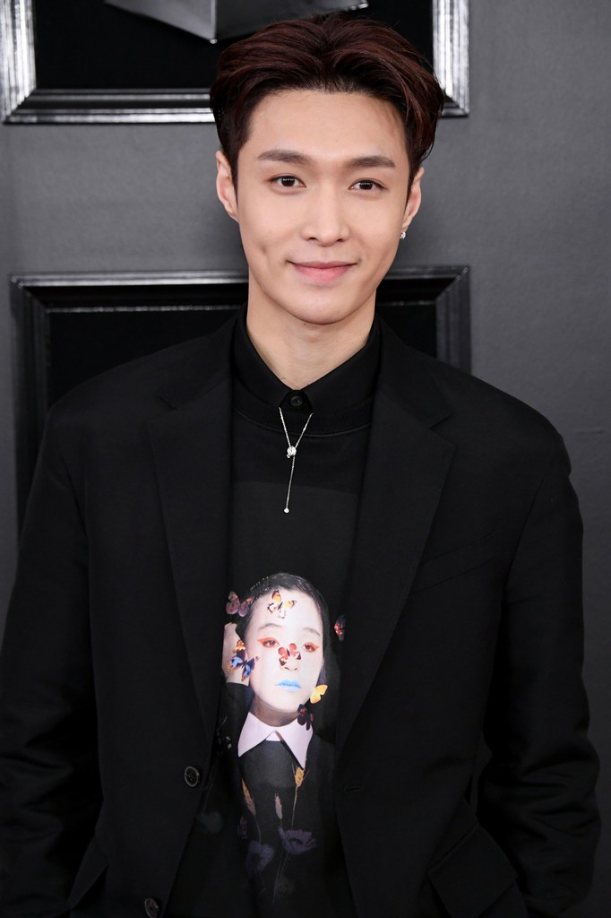 Thảm đỏ Grammy 2019: BTS, Lay (EXO) lung linh, Miley hở ngực bên dàn sao Âu Mỹ ăn diện khó hiểu - Ảnh 5. Thảm đỏ Grammy 2019: BTS, Lay (EXO) lung linh, Miley hở ngực bên dàn sao Âu Mỹ ăn diện khó hiểu - Ảnh 5.