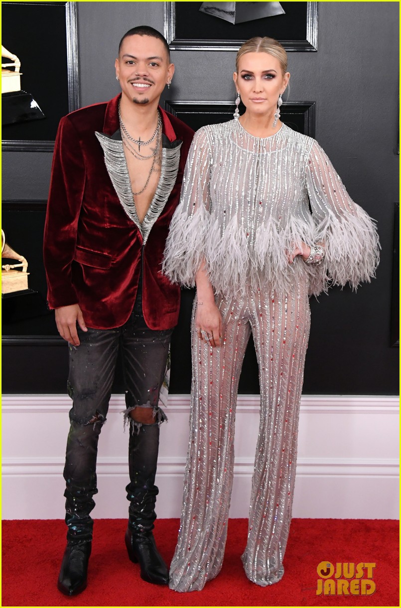 Thảm đỏ Grammy 2019: BTS, Lay (EXO) lung linh, Miley hở ngực bên dàn sao Âu Mỹ ăn diện khó hiểu - Ảnh 34. Thảm đỏ Grammy 2019: BTS, Lay (EXO) lung linh, Miley hở ngực bên dàn sao Âu Mỹ ăn diện khó hiểu - Ảnh 34.