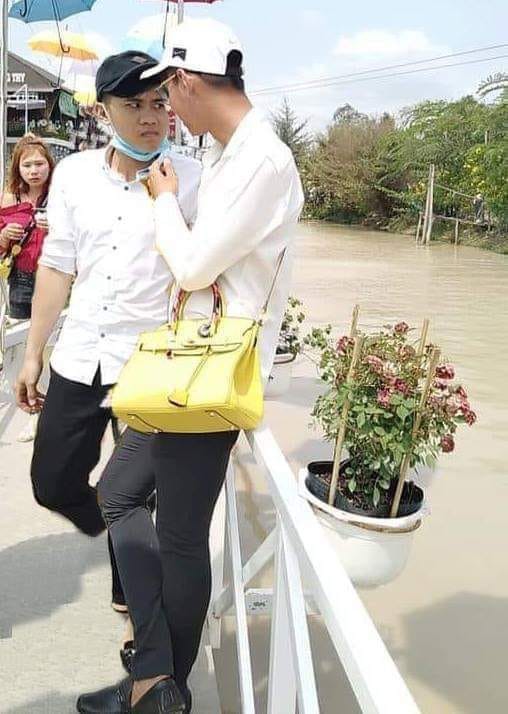 Liếc mắt sắc lẹm khi đi ngang couple đang âu yếm, chàng trai trở thành đề tài chế ảnh của dân mạng - Ảnh 4.