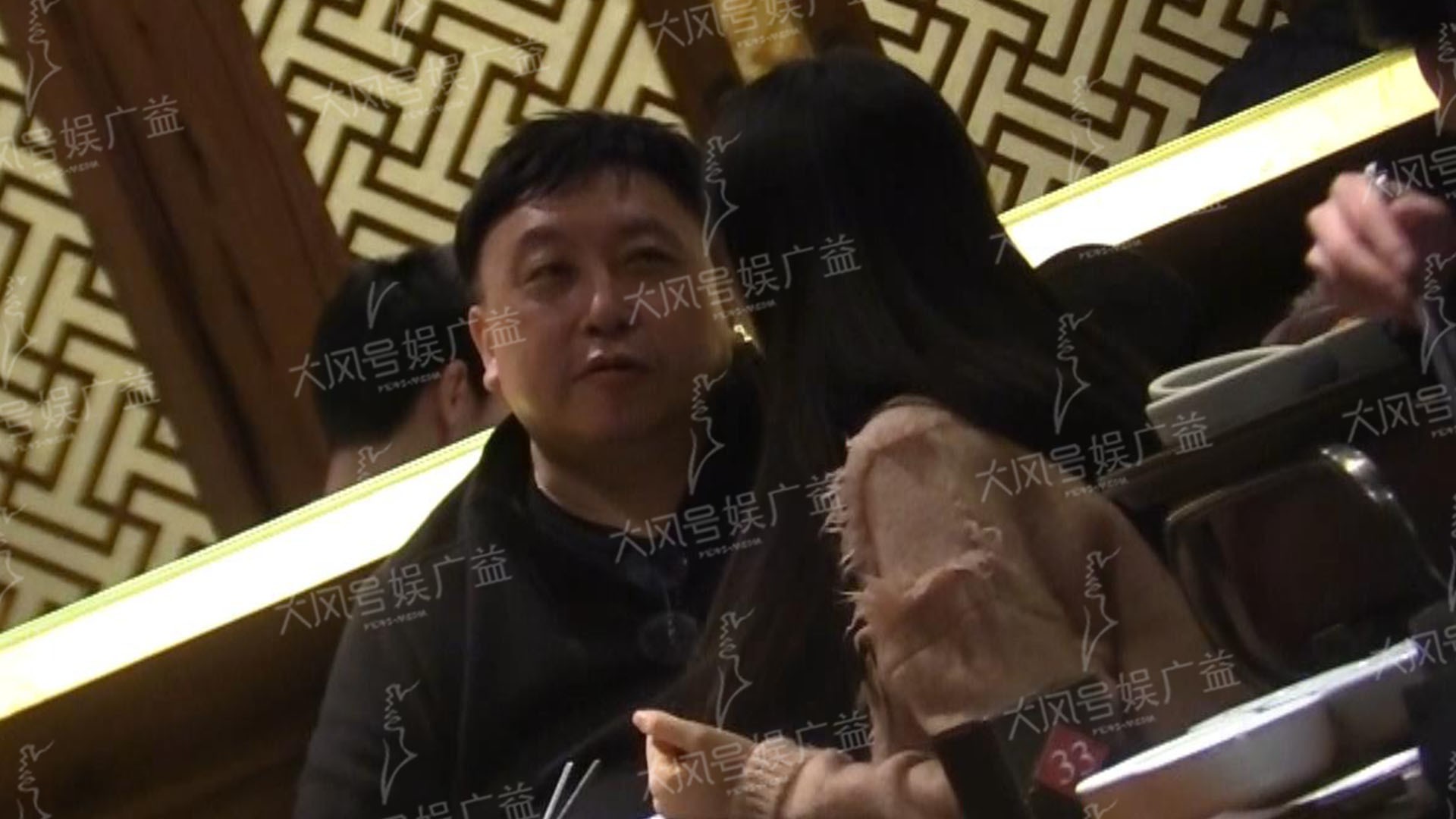 Qua đêm với đạo diễn đáng tuổi bố và đã có vợ, mỹ nhân Cbiz bị mỉa mai trở thành Khâu Thục Trinh 2.0 - Ảnh 2. Qua đêm với đạo diễn đáng tuổi bố và đã có vợ, mỹ nhân Cbiz bị mỉa mai trở thành Khâu Thục Trinh 2.0 - Ảnh 2.