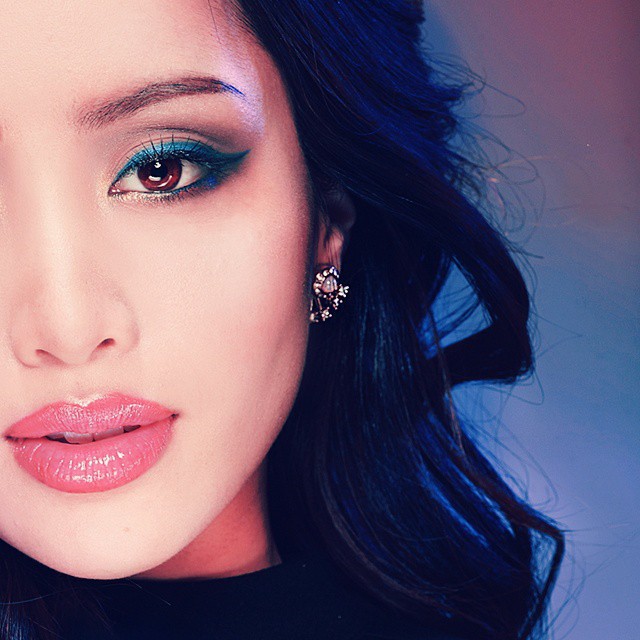 2 bí kíp makeup đơn giản nhưng max xinh của Michelle Phan: một kiểu sang chảnh, một kiểu hack tuổi cực hiệu quả - Ảnh 1.