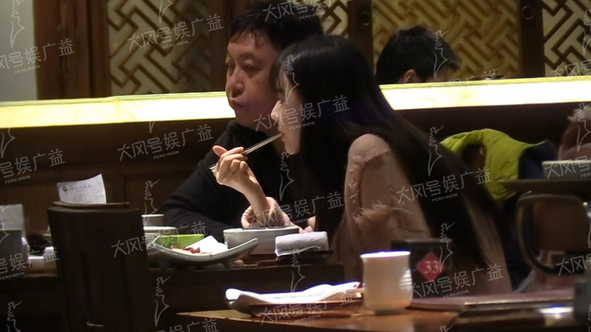 Qua đêm với đạo diễn đáng tuổi bố và đã có vợ, mỹ nhân Cbiz bị mỉa mai trở thành Khâu Thục Trinh 2.0 - Ảnh 4. Qua đêm với đạo diễn đáng tuổi bố và đã có vợ, mỹ nhân Cbiz bị mỉa mai trở thành Khâu Thục Trinh 2.0 - Ảnh 4.