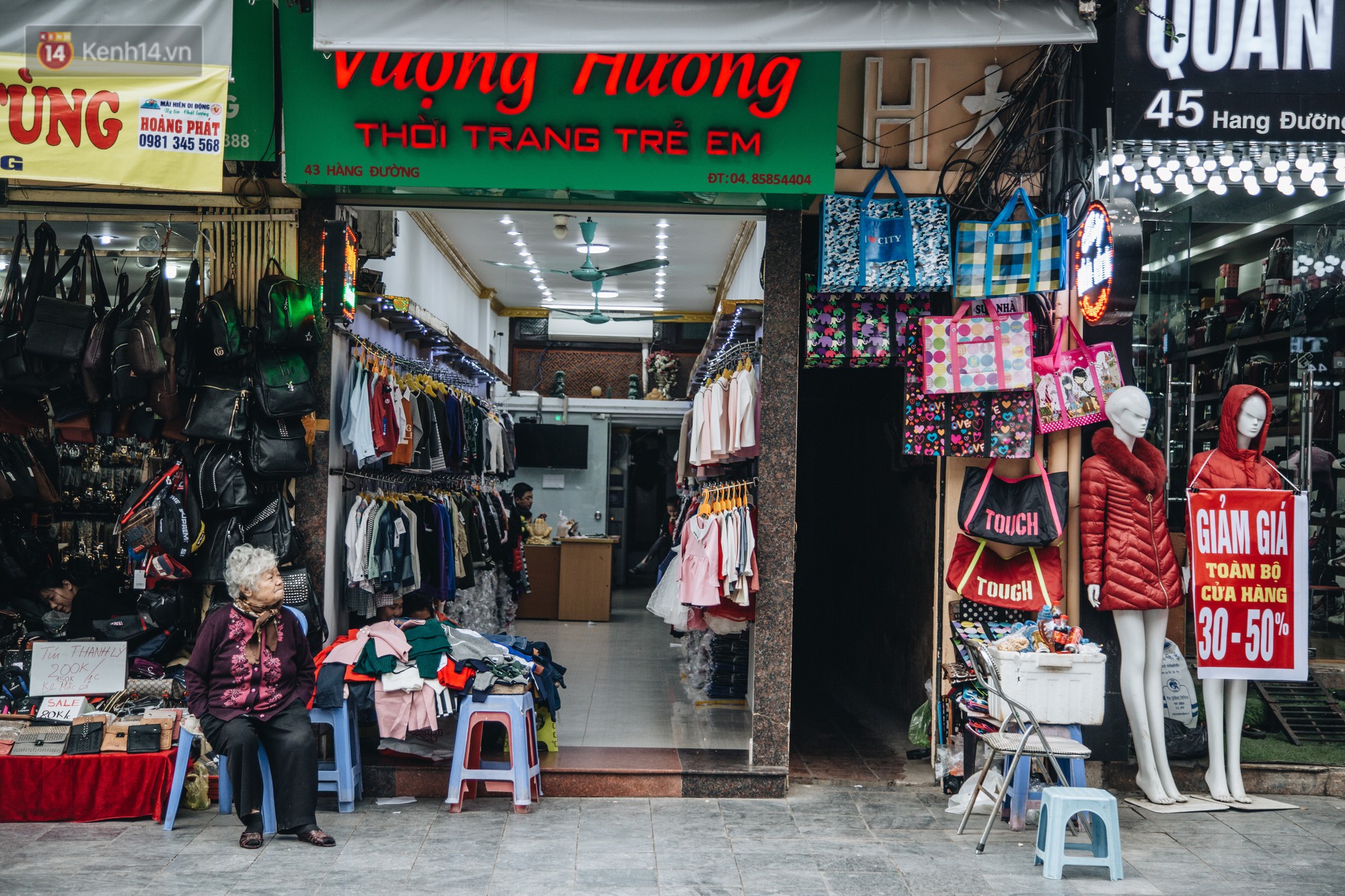 Cuộc sống bên trong những con ngõ chỉ vừa 1 người đi ở Hà Nội: Đèn điện bật sáng dù ngày hay đêm - Ảnh 1. Cuộc sống bên trong những con ngõ chỉ vừa 1 người đi ở Hà Nội: Đèn điện bật sáng dù ngày hay đêm - Ảnh 1.