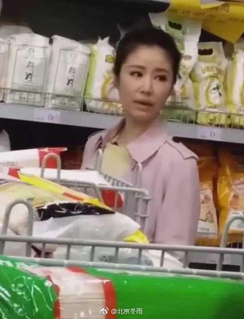 Lang thang 1 mình đi siêu thị, Lâm Tâm Như cười tươi hết cỡ khi được fan bắt gặp - Ảnh 3.