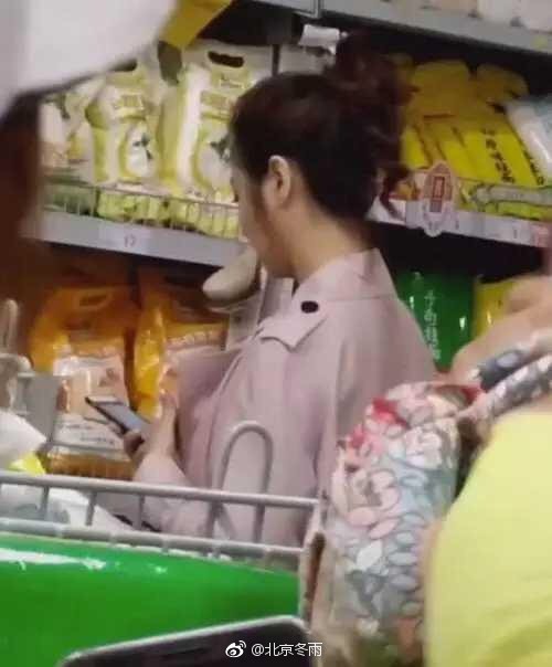 Lang thang 1 mình đi siêu thị, Lâm Tâm Như cười tươi hết cỡ khi được fan bắt gặp - Ảnh 2.