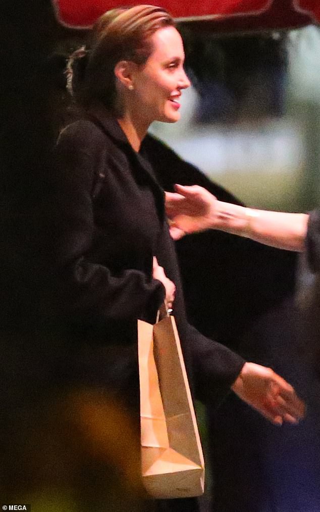 Tiết lộ về tâm trạng sốc toàn tập của Angelina Jolie khi biết Brad Pitt dự sinh nhật Jennifer Aniston - Ảnh 3.