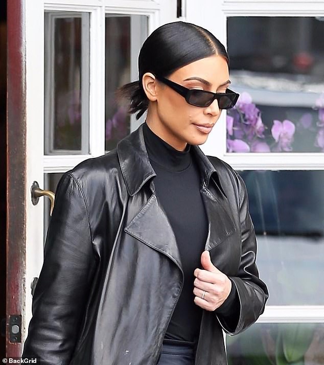 Kim Kardashian gây sửng sốt với đôi chân loang lổ và gương mặt bôi đầy thuốc vì bị bệnh vảy nến - Ảnh 5.