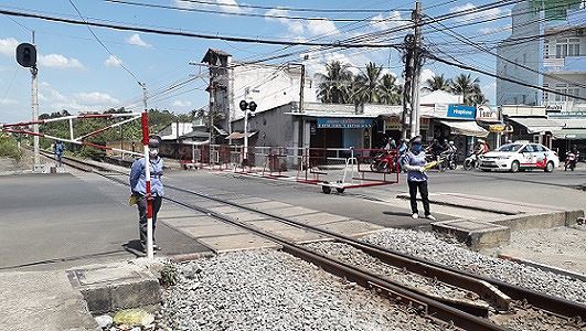 Hai nữ nhân viên gác chắn cứu cụ bà trước mũi tàu hỏa - Ảnh 1.