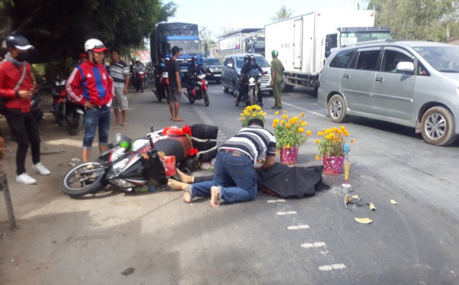 Chồng gào khóc ôm thi thể vợ bị xe khách cán chết tại chỗ trên đường trở lại Sài Gòn - Ảnh 1.