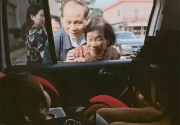 Trung Quốc: Chết cười hình ảnh lợn và gà chen chúc nhau trên cốp xe lên thành phố sau nghỉ Tết - Ảnh 13.
