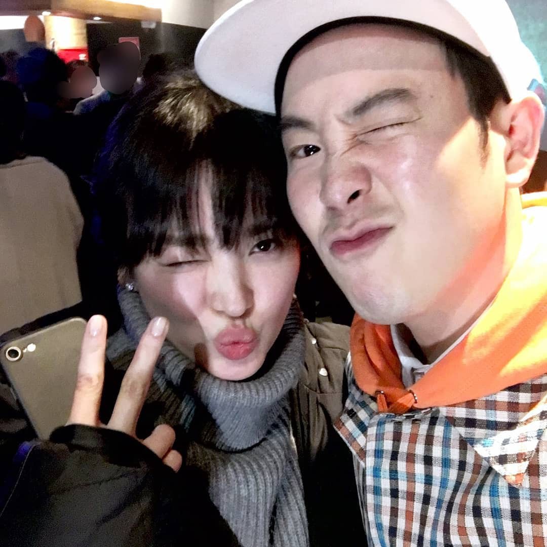 1 ngày trước khi rộ tin đồn ly hôn, Song Hye Kyo vẫn còn chụp selfie rạng rỡ bên một người đàn ông - Ảnh 3. 1 ngày trước khi rộ tin đồn ly hôn, Song Hye Kyo vẫn còn chụp selfie rạng rỡ bên một người đàn ông - Ảnh 3.