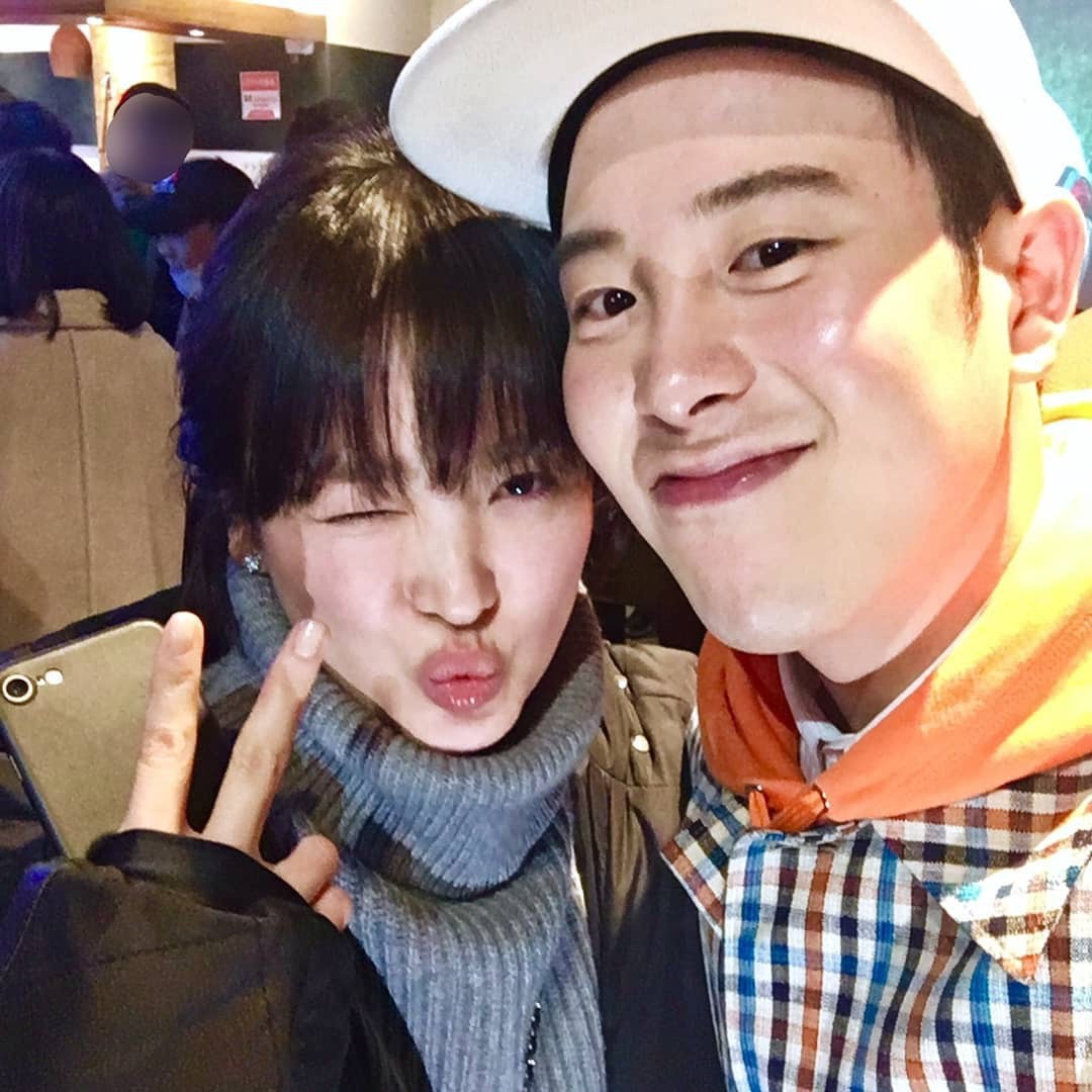 1 ngày trước khi rộ tin đồn ly hôn, Song Hye Kyo vẫn còn chụp selfie rạng rỡ bên một người đàn ông - Ảnh 2. 1 ngày trước khi rộ tin đồn ly hôn, Song Hye Kyo vẫn còn chụp selfie rạng rỡ bên một người đàn ông - Ảnh 2.
