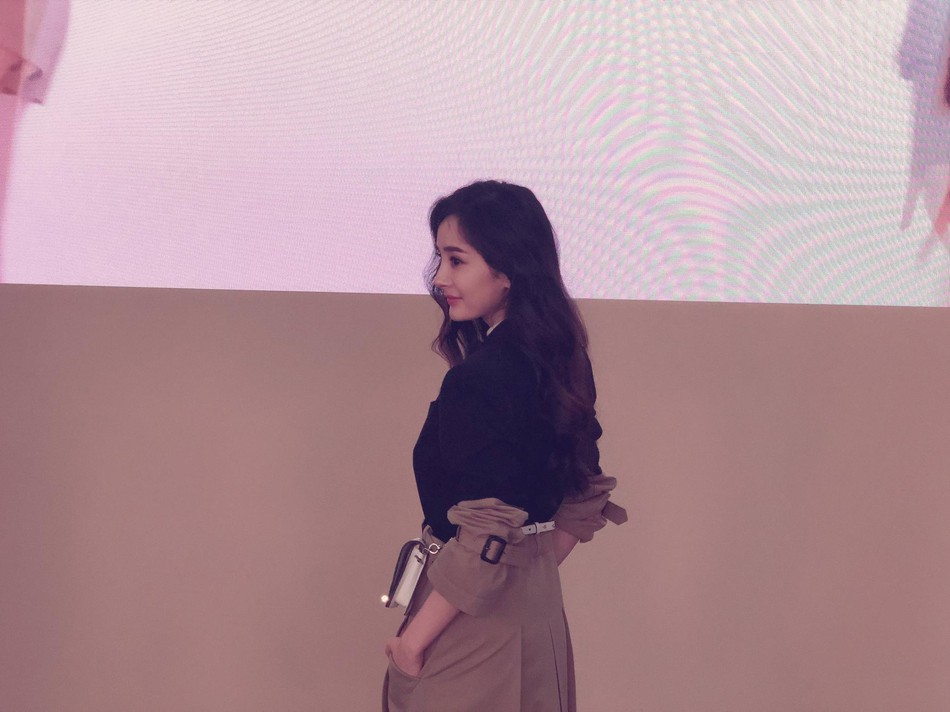 Khoảnh khắc Dương Mịch - Kendall Jenner chung 1 khung hình: Đẳng cấp 2 mỹ nhân hàng đầu không ai chịu kém ai! - Ảnh 1. Khoảnh khắc Dương Mịch - Kendall Jenner chung 1 khung hình: Đẳng cấp 2 mỹ nhân hàng đầu không ai chịu kém ai! - Ảnh 1.